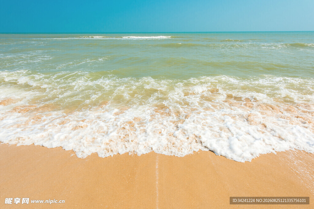 金色沙滩与海浪的美景