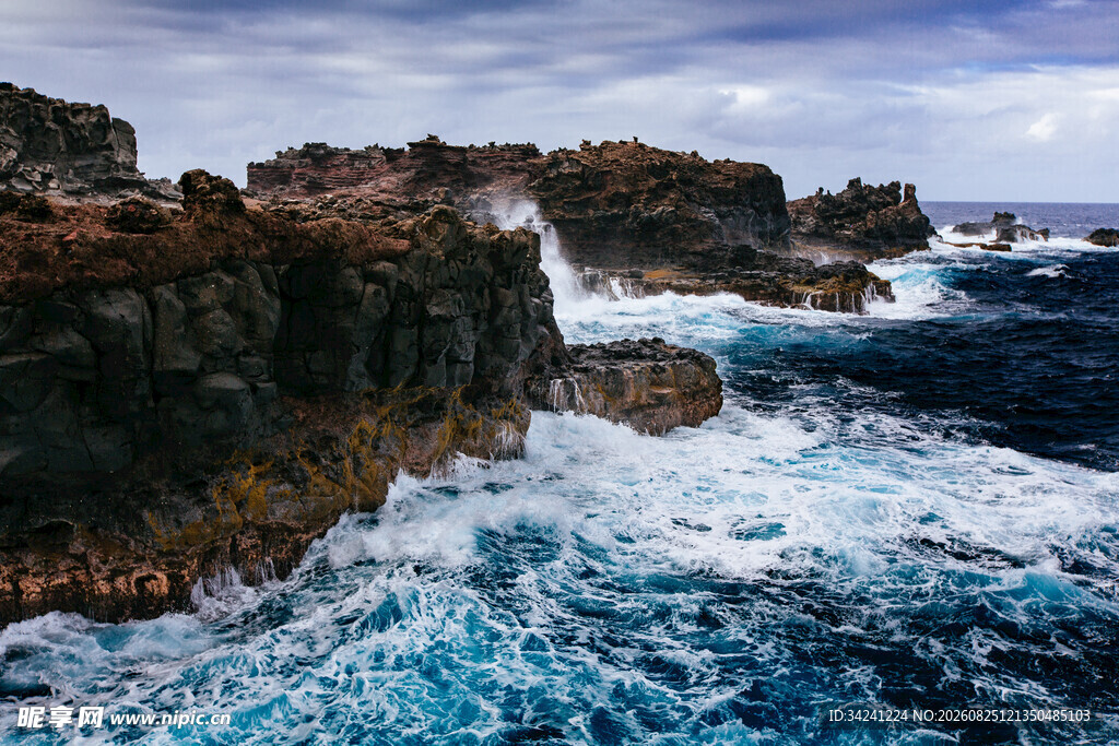 海浪拍击嶙峋礁石