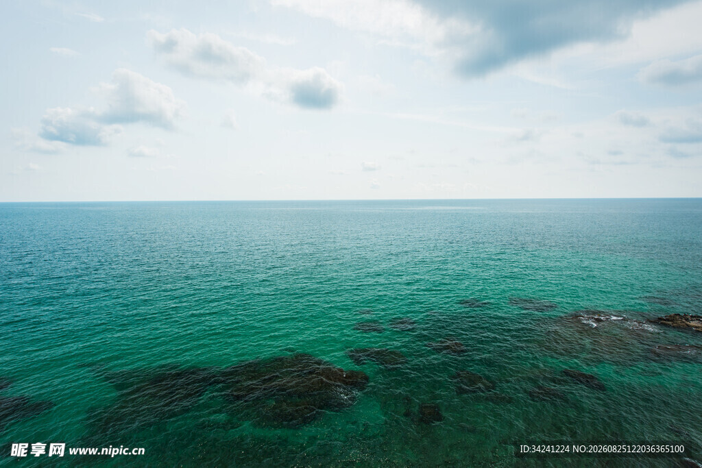 碧海蓝天的美丽海洋景观