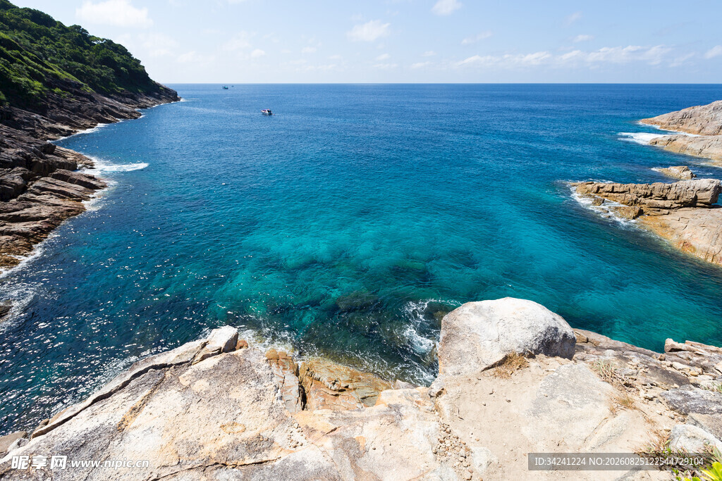 碧海蓝天的海岸风光