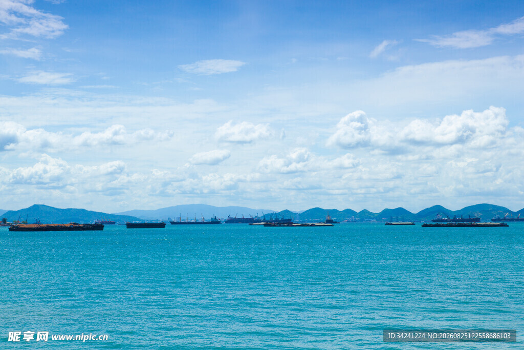 碧海蓝天中的海上群岛