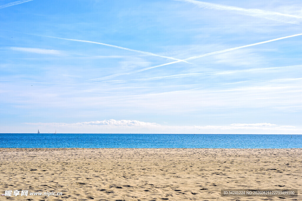 蓝天碧海下的沙滩美景