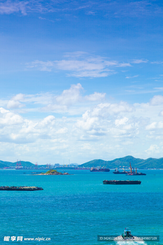 碧海蓝天中的海上船只