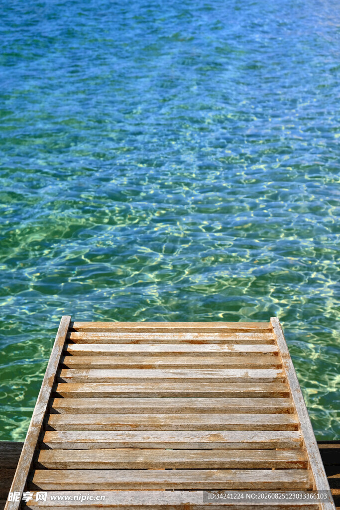 海边木栈道伸向澄澈海水