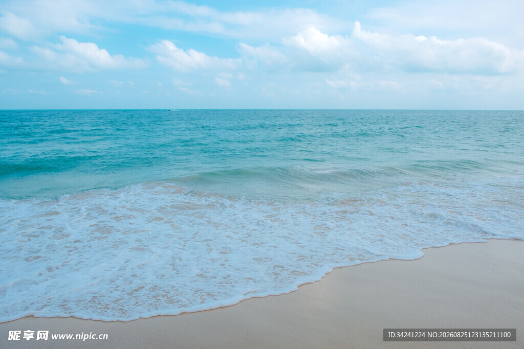 美丽海滩海浪轻拍沙滩