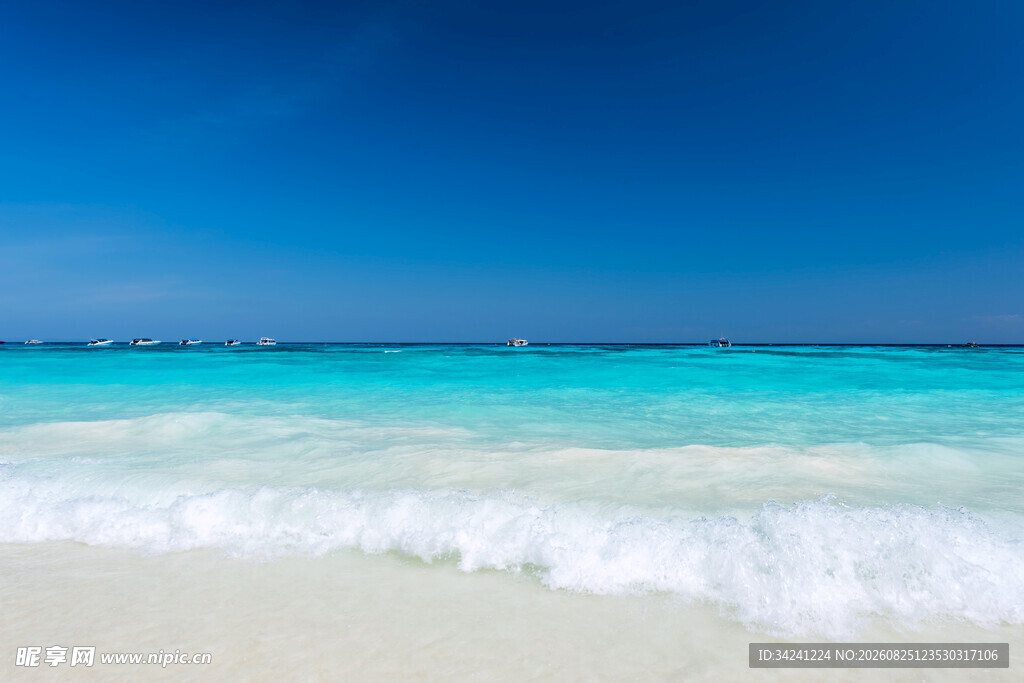 美丽海滩湛蓝海水与浪花