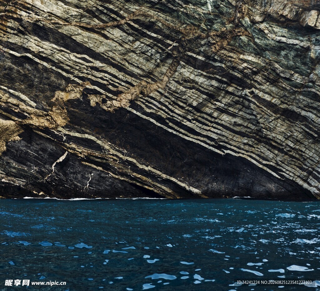 海边层叠岩石与蓝色海水
