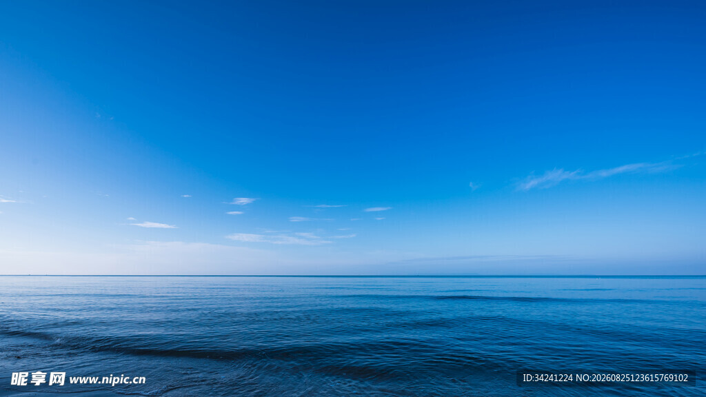 广阔蔚蓝海洋与晴朗天空