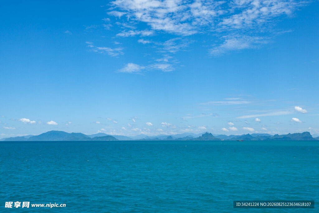 碧海蓝天中的远方岛屿
