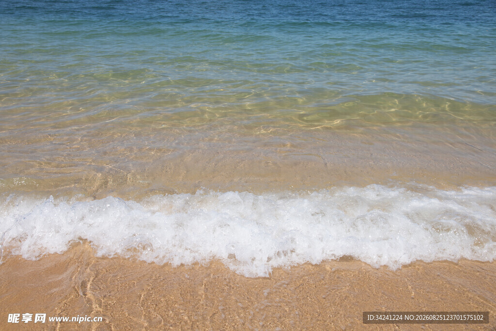海边浪花拍打沙滩