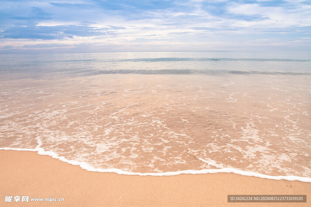 海边沙滩海浪轻拍美景