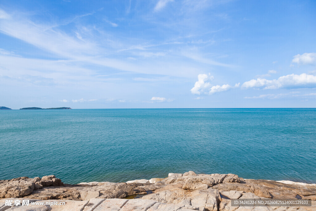 海边岩石处的蔚蓝海景