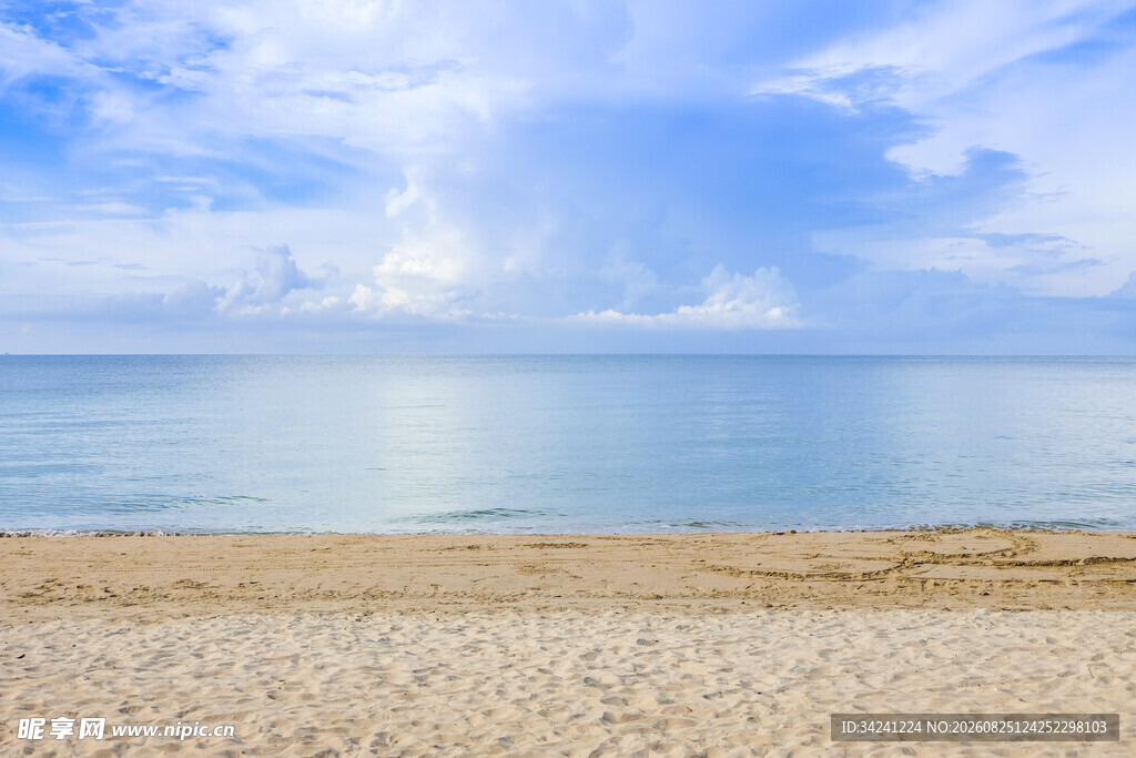 海边沙滩蓝天白云海景图