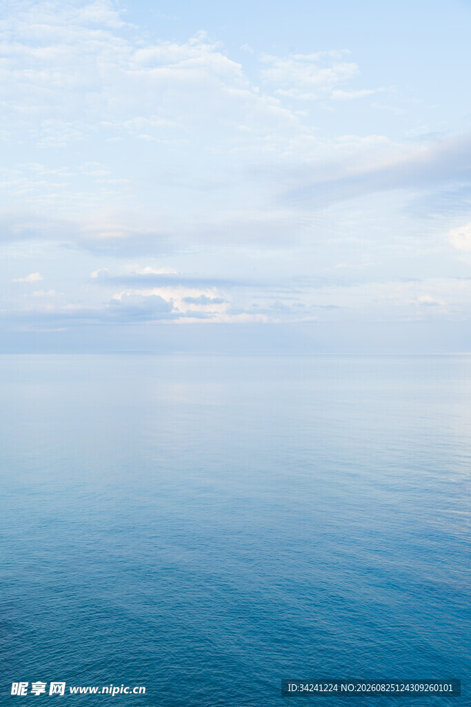 广阔蔚蓝海面与天际