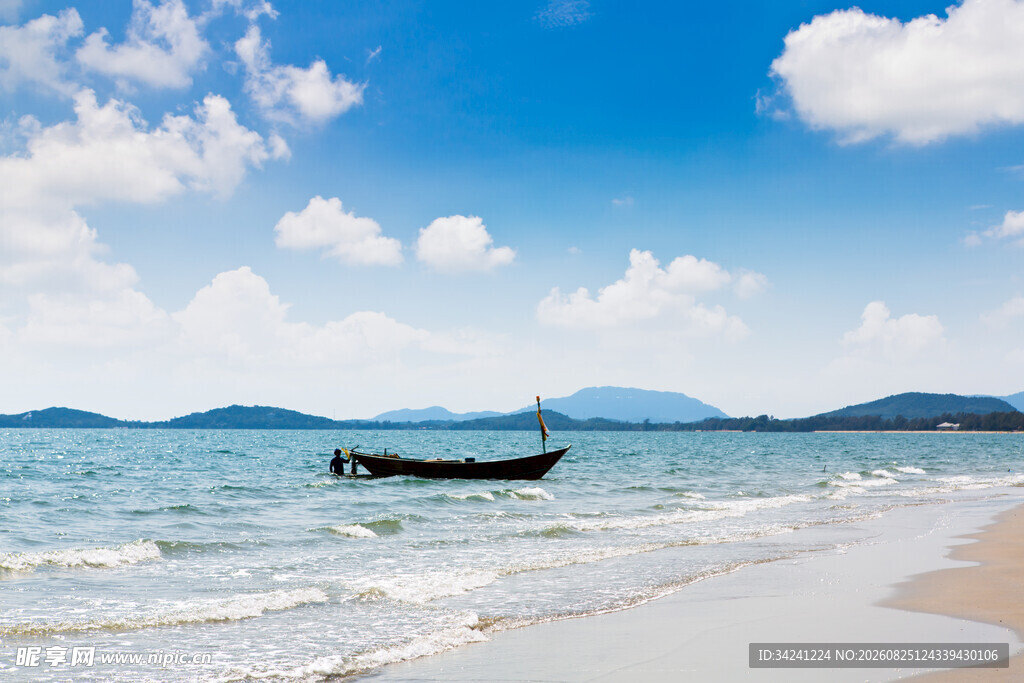海边小船静谧的蓝色海岸