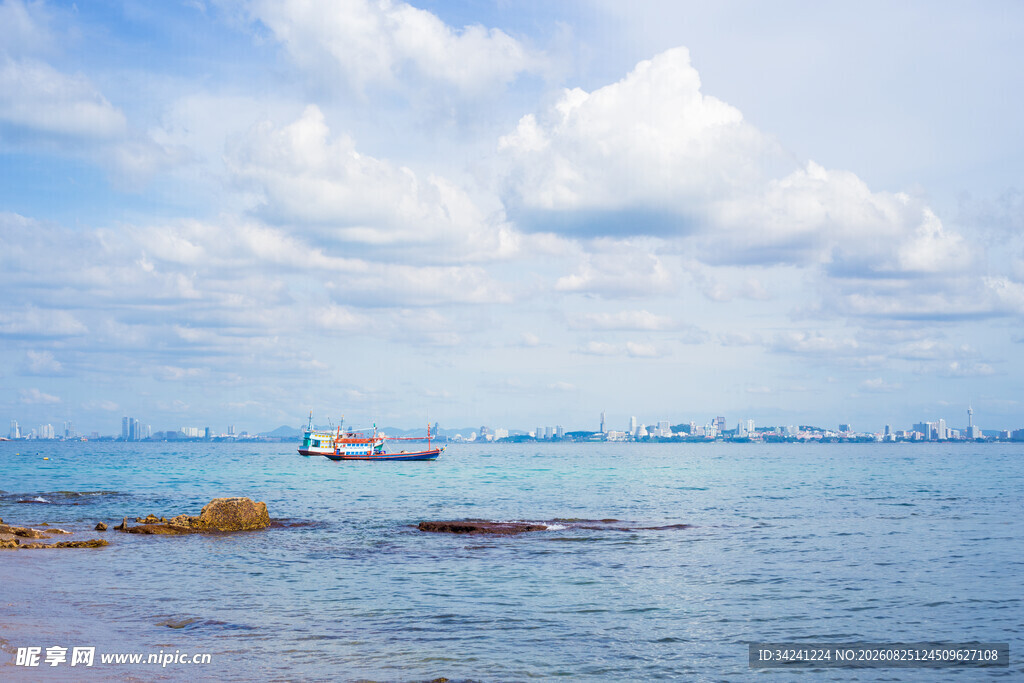 海边风光海面船只与白云