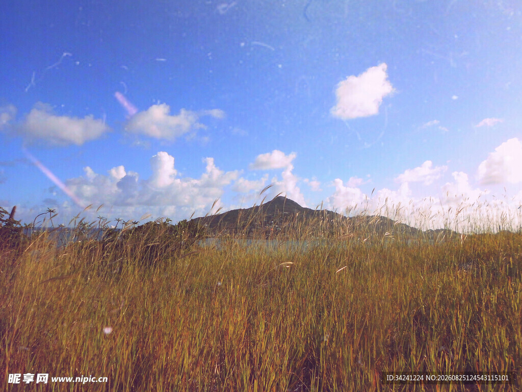 草原远山蓝天美景