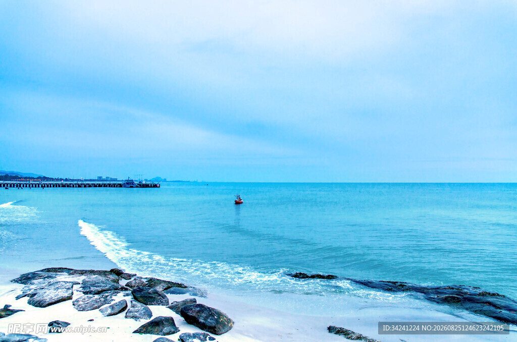 海边美景一人漫步海岸线