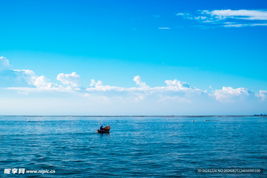 海上孤舟蓝天碧海之景