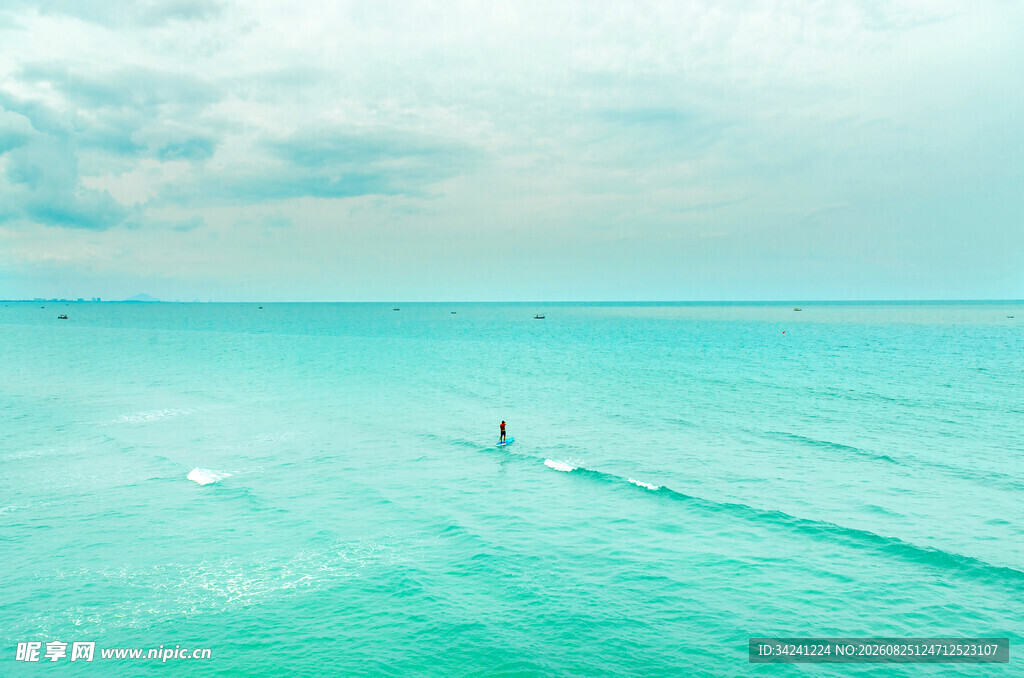 海上冲浪者广阔海景