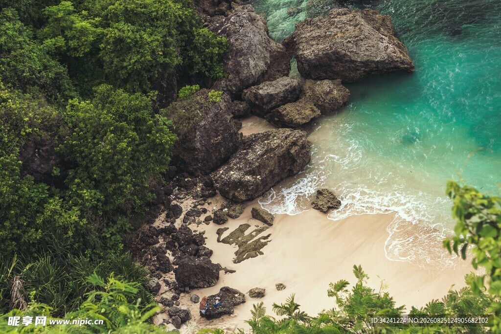 俯瞰葱郁海岸与碧蓝海水