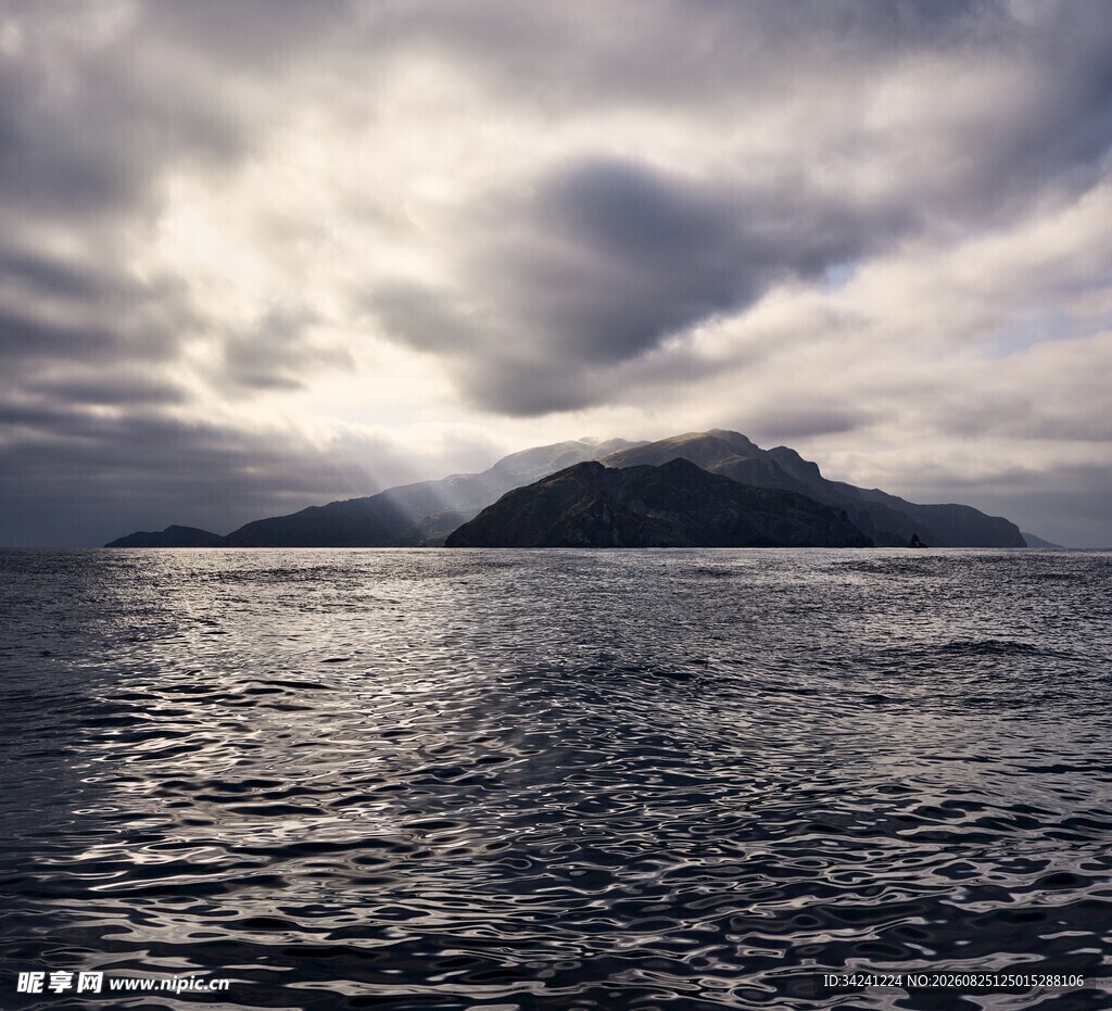 海上岛屿与多云天空景观