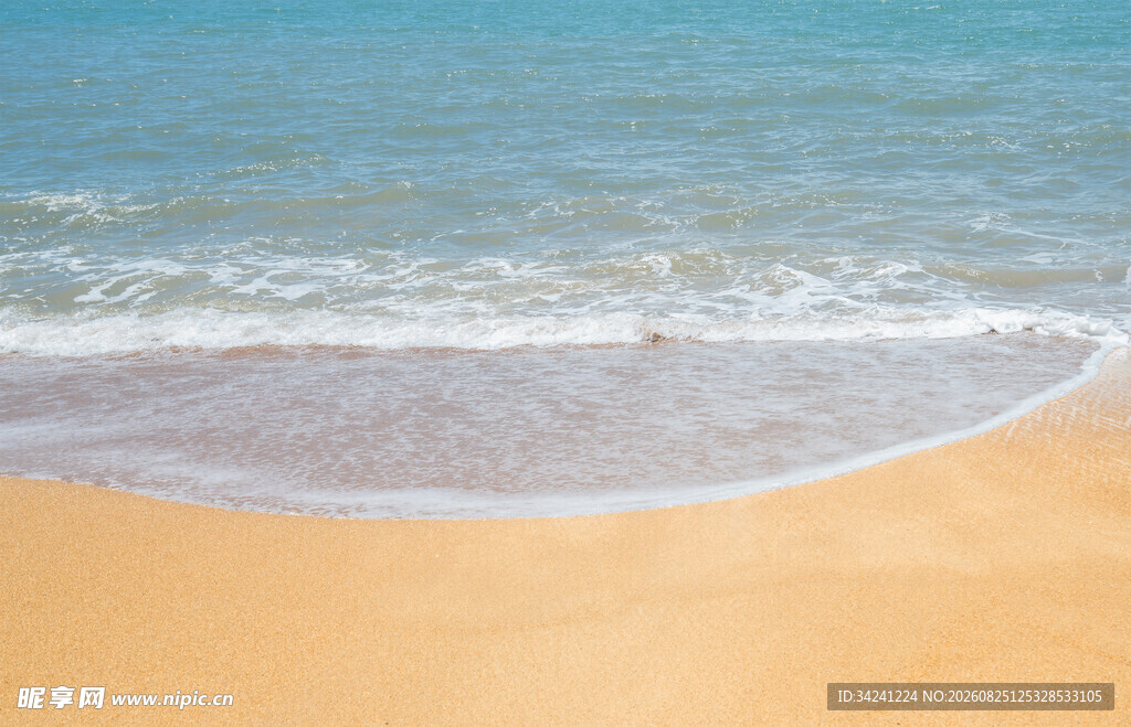 金色沙滩与海浪美景