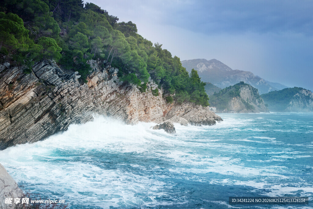 海岸边汹涌海浪拍打岩石