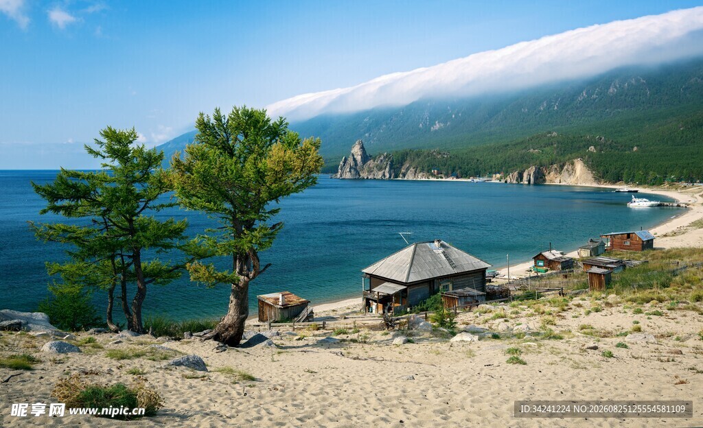 湖畔美景绿树环绕的宁静之地
