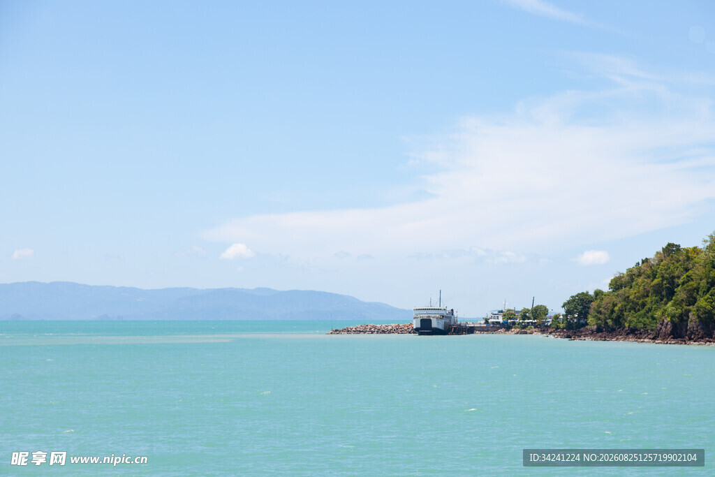 碧海蓝天中的美丽海岸