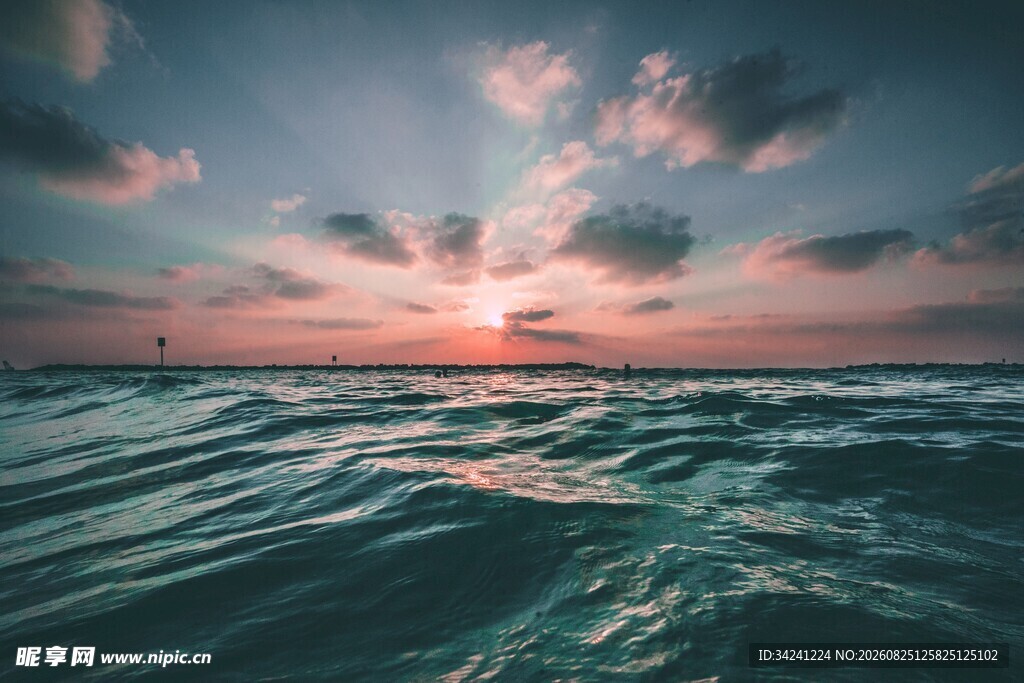 海上日落波光粼粼的美景