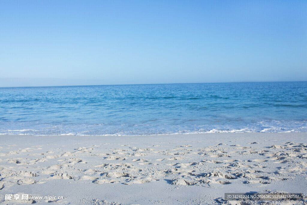 宁静海滩蓝色海洋美景