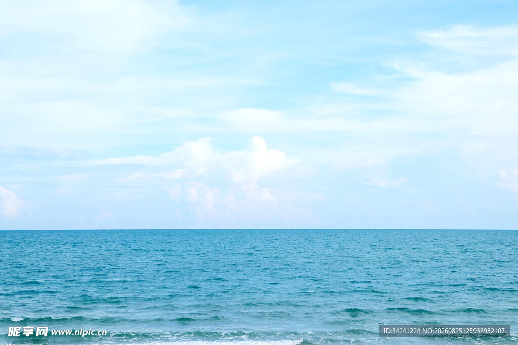 蔚蓝大海与天际线美景