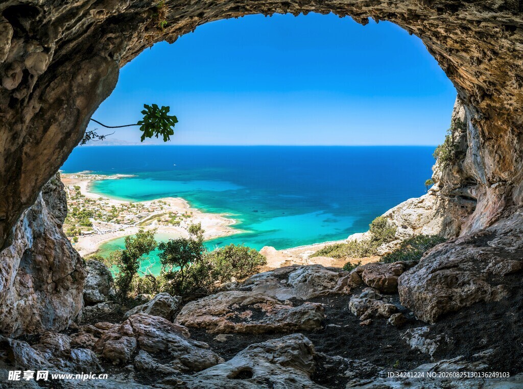 透过岩洞赏碧海蓝天美景
