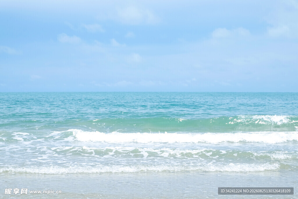 蔚蓝海岸海浪轻拍沙滩