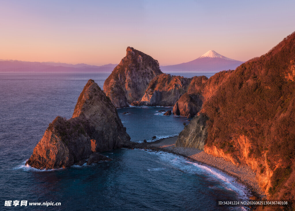 海岸壮丽岩石与远山美景