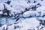 冰雪覆盖的山间溪流