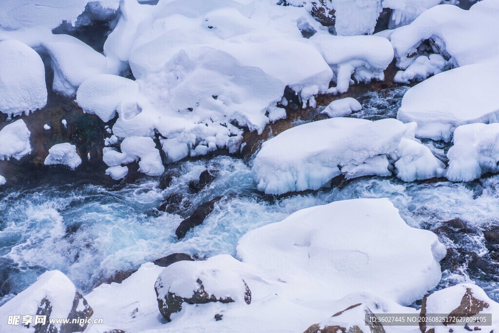 冰雪覆盖的山间溪流