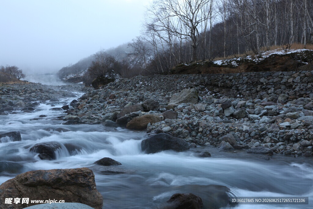 山间溪流潺潺石畔景致