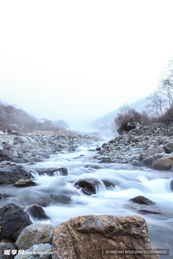 冬日溪流石间潺潺流水
