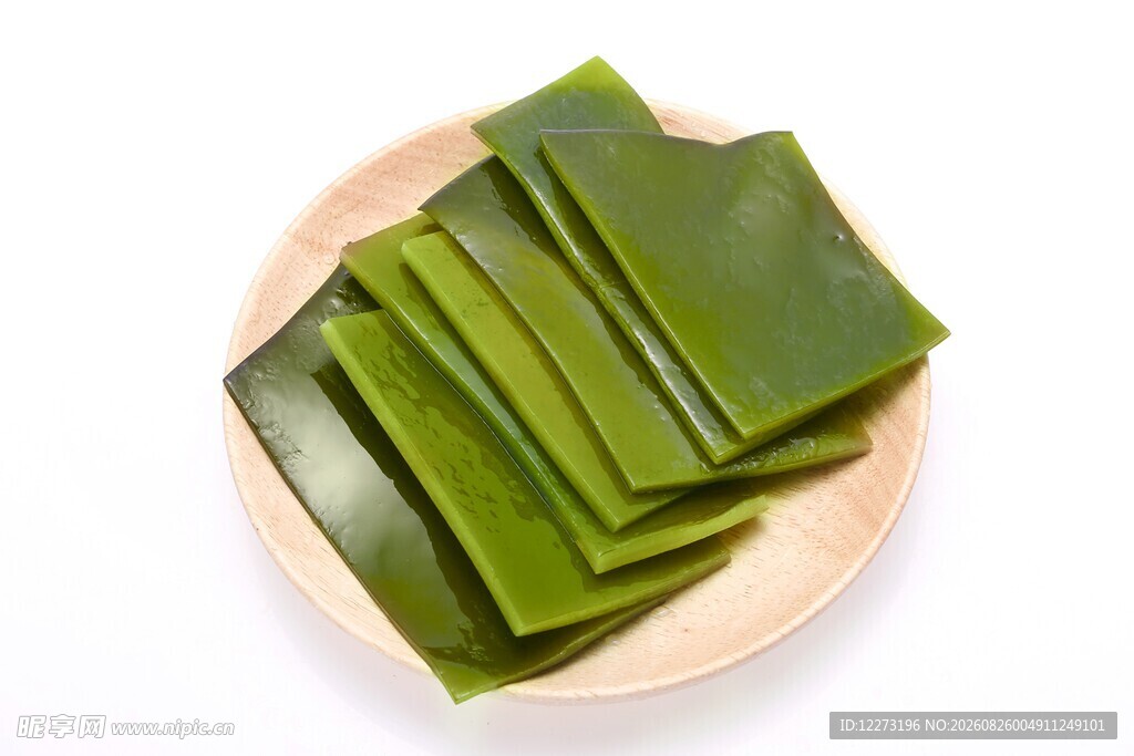 木盘上的鲜绿海带片