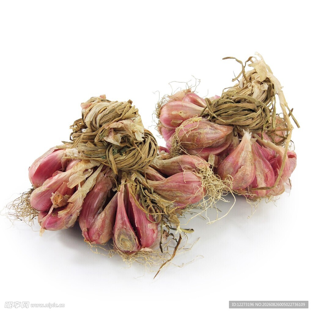 两簇干缩的粉色大蒜