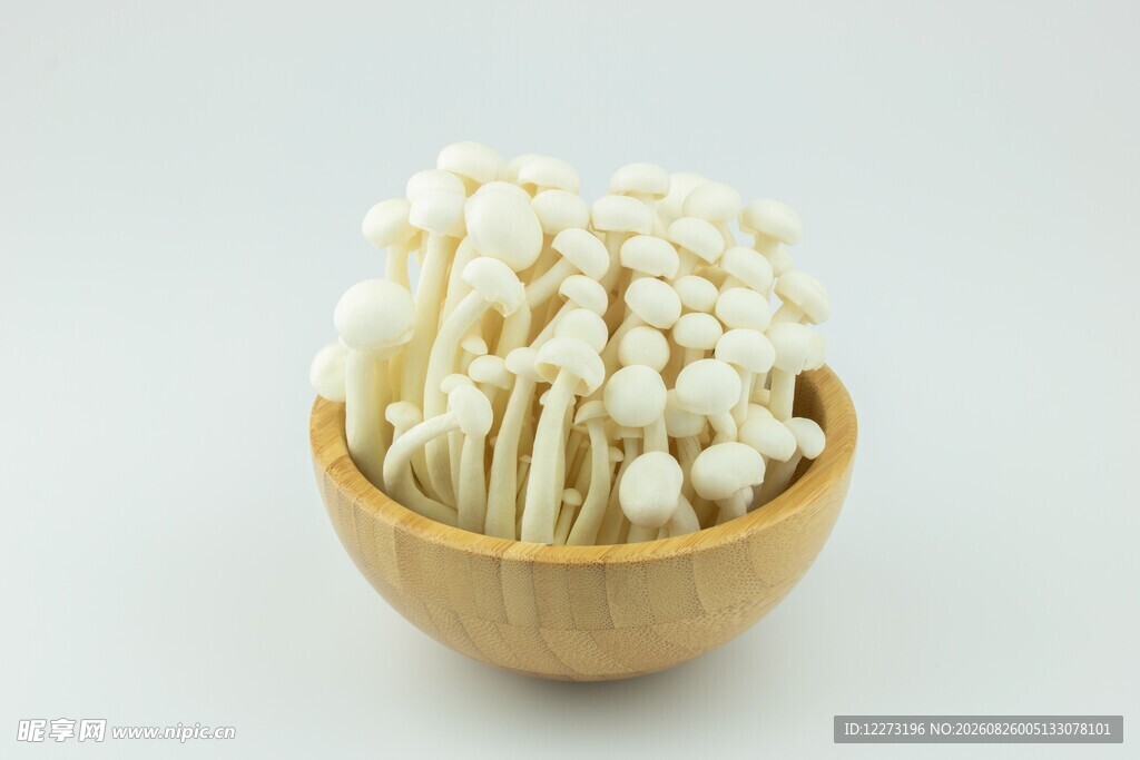 木碗中的新鲜白玉菇