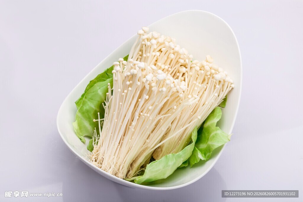碗中鲜嫩金针菇配生菜