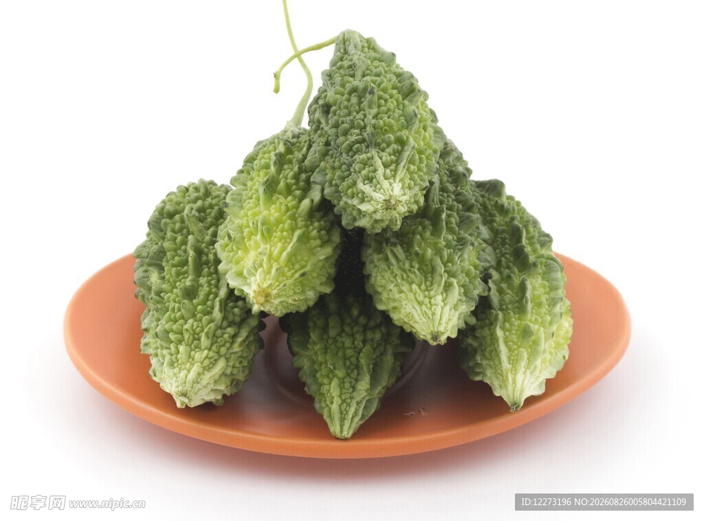 盘中堆叠的新鲜苦瓜