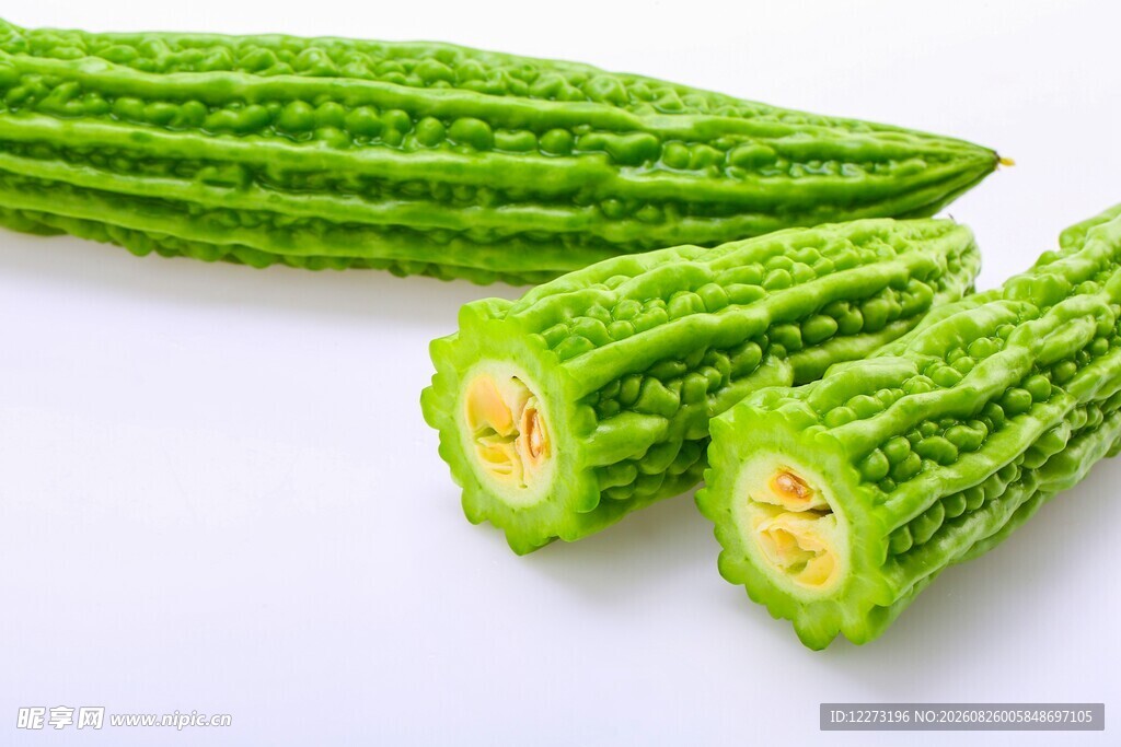 新鲜翠绿的切段苦瓜