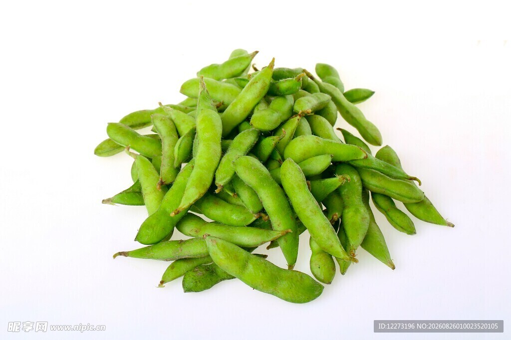新鲜翠绿毛豆堆成小山