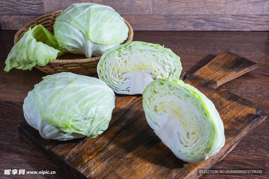 木桌上的新鲜卷心菜