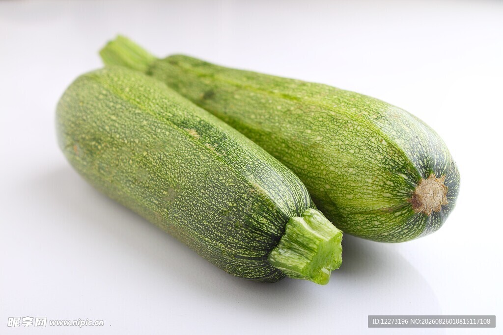 新鲜西葫芦两根
