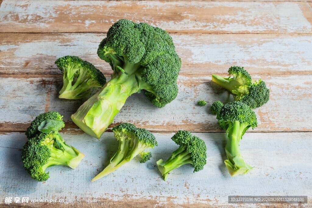 新鲜西兰花摆放在木桌上